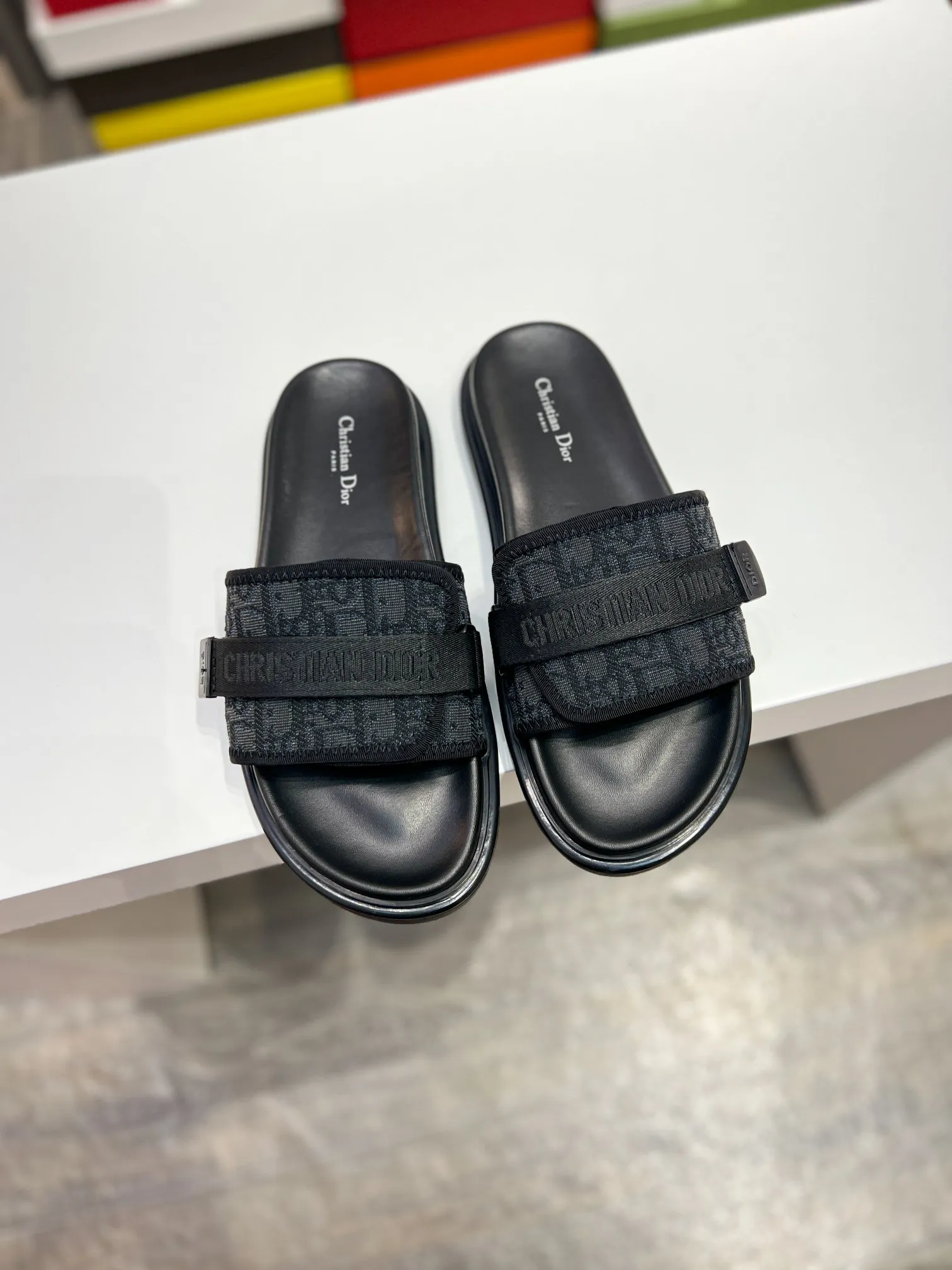 Men's men's shoes 💰320 [DIOR] top version. 2024ss Dior’s latest men’s slippers are a must-have. Dior Alias ​​Men's Genuine Leather Slippers This summer new Alias ​​sandal embodies a casual and elegant style. Carefully crafted from grained cow leather and Oblique printed fabric, with cowhide lining! Cross-strap design with metal-clad brass CD Diamond logo. The imported cowhide leather and rubber sole adds sophistication and comfort, while Oblique print-effect anti-slip panels add style. Size39-44 (38.45 customized)